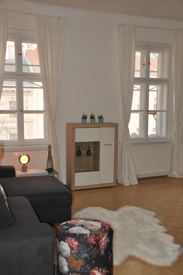 Wunderschoene Altbauwohnung In Zentraler Lage Wien Vienna Exterior photo
